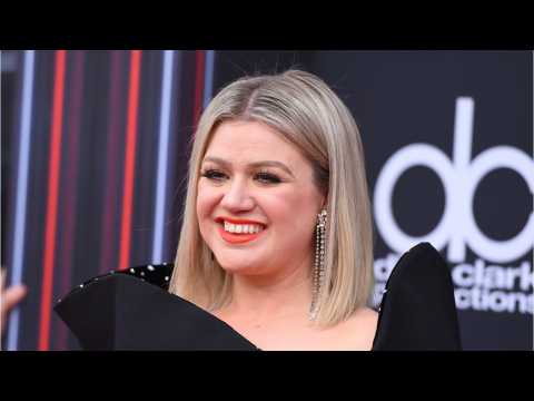 VIDEO : Kelly Clarkson Gets Set For 2019 Tour