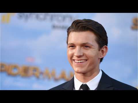 VIDEO : Tom Holland Shows Off New Spiderman Suit