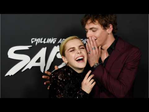 VIDEO : Salem the Cat Walks Red Carpet at The Chilling Adventures of Sabrina Premiere