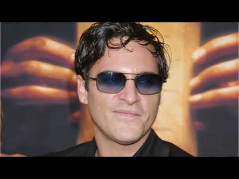 VIDEO : Joaquin Phoenix Takes The Fall In New 'Joker' Set Photos