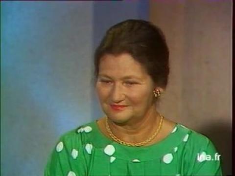 Simone VEIL défait son chignon
