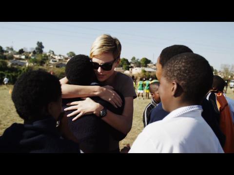 VIDEO : Charlize Theron works hard to help South Africans in need