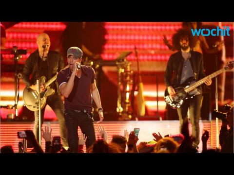 VIDEO : Enrique Iglesias Injures Hand Grabbing Drone During Concert