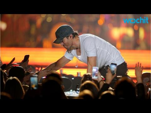 VIDEO : Enrique Iglesias Gets Bloody After Drone Incident at Concert