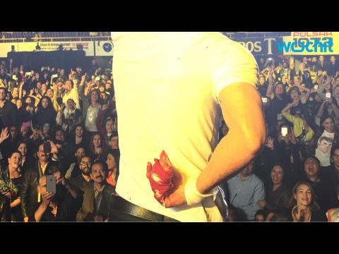 VIDEO : Enrique Iglesias Undergoing Reconstructive Hand Surgery