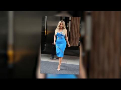 VIDEO : Khlo Kardashian fait la promotion de son nouveau livre avec style