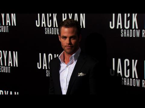 VIDEO : Chris Pine follows mother?s dating tips