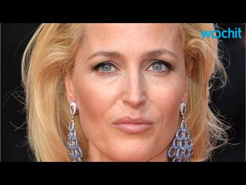 VIDEO : Gillian Anderson Wears Naked Dress to the 2015 Glamour UK Awards