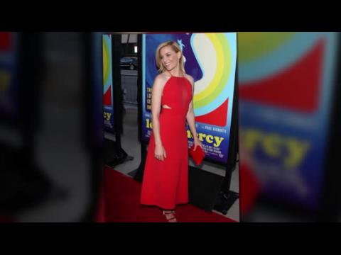 VIDEO : Elizabeth Banks Vamps It Up In Red For The Love And Mercy Premiere