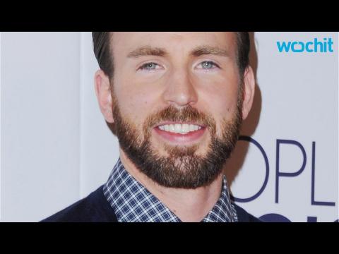 VIDEO : Chris Evans Plays Piano and Covers James Taylor's Fire and Rain