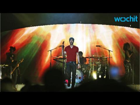VIDEO : Enrique Iglesias Recovering After Fingers Sliced at Concert