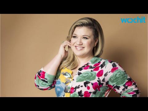 VIDEO : Kelly Clarkson's 'Invincible' Features Inspiring Woman
