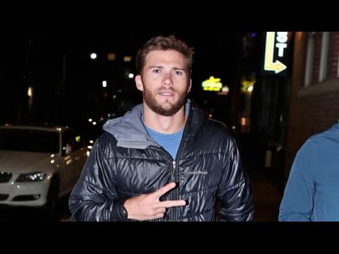VIDEO : Scott Eastwood Gives Us His Best Pickup Line