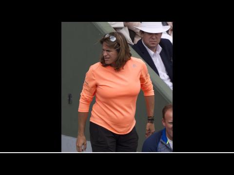 VIDEO : Amlie Mauresmo enceinte affiche son baby bump  Roland Garros