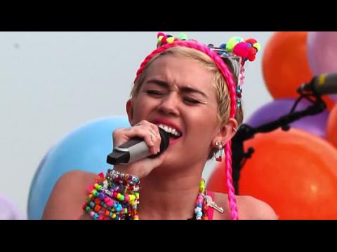 VIDEO : Miley Cyrus Reveals She's Bisexual