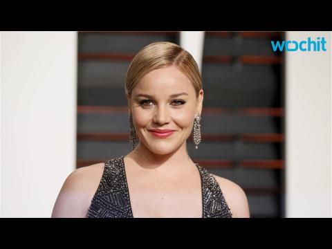 VIDEO : Abbie Cornish Shows Off Her Bra and Spanx in a Mirror Selfie