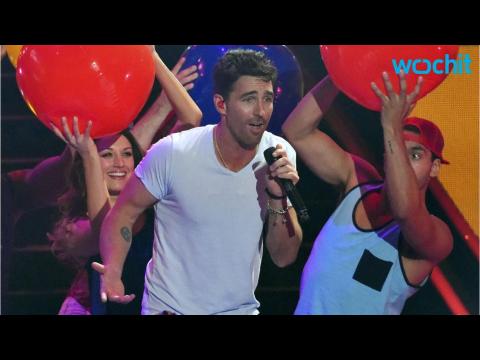 VIDEO : Jake Owen Throws Katy Perry-Inspired Beach Party at CMT Awards