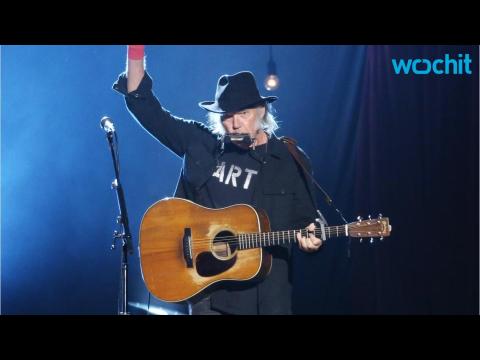 VIDEO : Neil Young Previews New Album With 'Wolf Moon' Video
