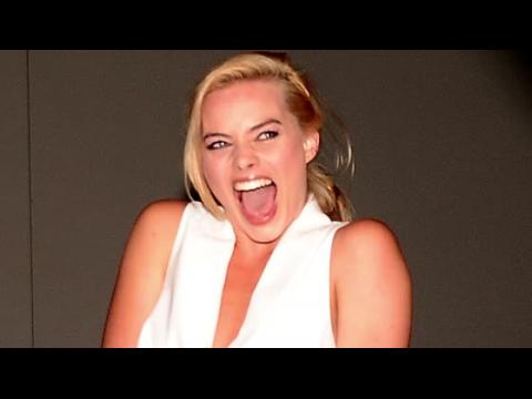 VIDEO : Margot Robbie Feeds Her Pet Rat Organic Berries From Whole Foods