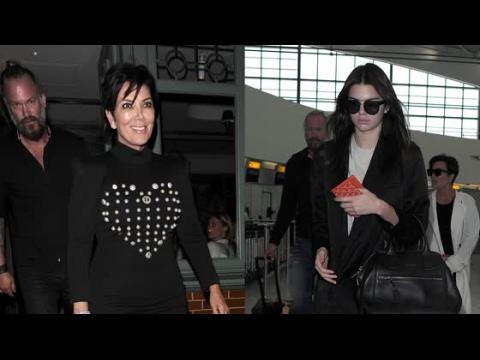 VIDEO : Kendall et Kris Jenner retournent  Los Angeles aprs une visite en coup de vent  Londres