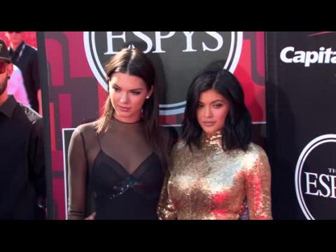 VIDEO : Est-ce que le Courage Award de Caitlyn Jenner n'est qu'un coup publicitaire ?