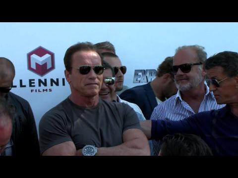 VIDEO : Arnold Schwarzenegger misses hanging out with Miley Cyrus