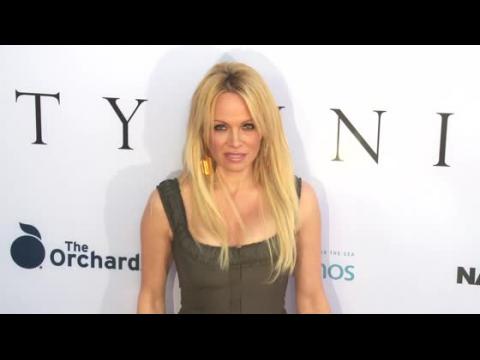 VIDEO : Pamela Anderson  la premire de Unity