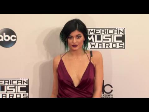 VIDEO : Kylie Jenner Moves Into Her Own $2.7Million Dollar Calabasas Mansion