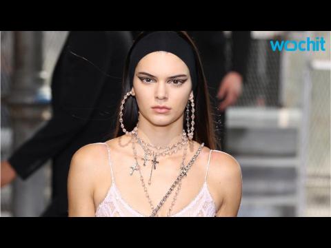 VIDEO : Kendall Jenner and Naomi Campbell Hit the Runway for Givenchy at Men's Fashion Week
