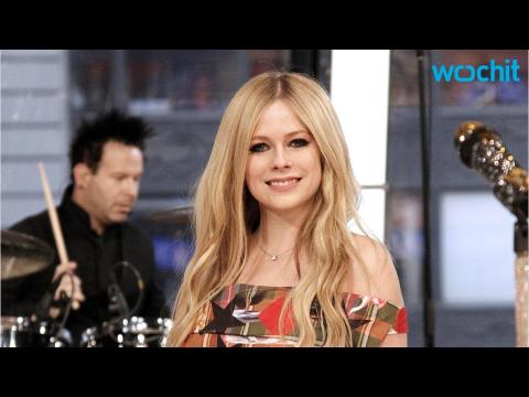 VIDEO : Avril Lavigne ''Doing a Lot Better'' Following Lyme Disease Diagnosis