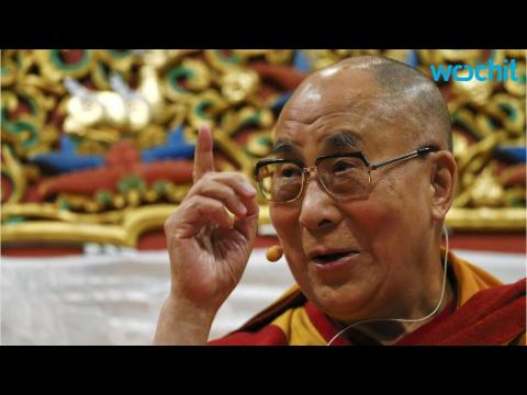 VIDEO : The Dalai Lama Makes a Grand Entrance at Glastonbury