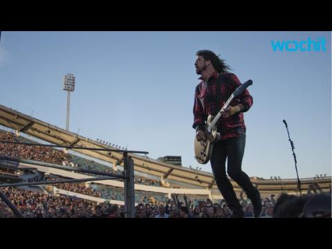 VIDEO : Dave Grohl Injures Leg Falling Off Stage Finishes Show on Crutches