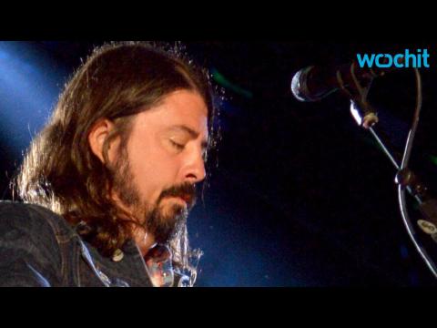 VIDEO : Foo Fighters' Dave Grohl Falls Off Stage, Gets Cast, Finishes Show