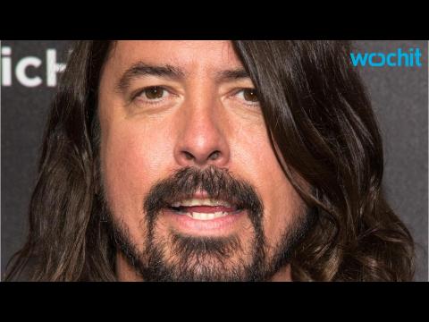 VIDEO : Dave Grohl Breaks Leg But Continues to Rock in Sweden