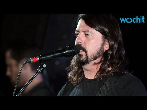 VIDEO : Foo Fighters Frontman Dave Grohl Falls Off Stage, Breaks Leg, Then Finishes Gig