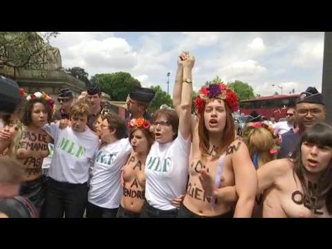 Les Femen manifestent devant le Parlement pour demander l’abolition de la prostitution 