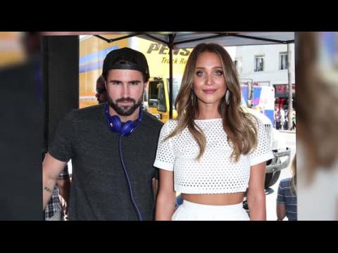 VIDEO : Sports Illustrated Hannah Davis Hands Out Ice Cream After Heating Up Hollywood