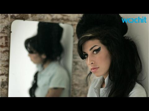 VIDEO : Amy Winehouse Demos for Unfinished Third LP Destroyed