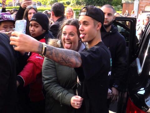 VIDEO : Exclu vido : Justin Bieber : toujours aussi proche de ses fans !