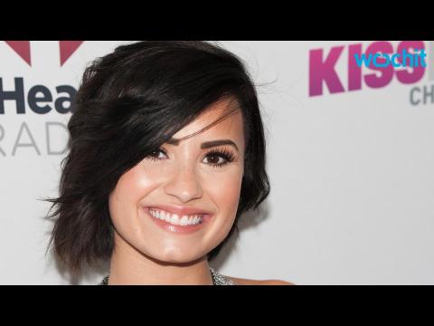 VIDEO : Demi Lovato Rocks Bondage Bra on the Red Carpet