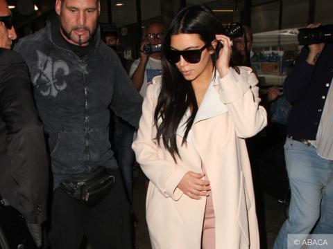 VIDEO : Exclu Vidéo : Kim Kardashian : une future maman qui fait chuter les paparazzi