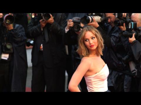 VIDEO : Jennifer Lawrence s'clate en monosourcil et moustache  New York !