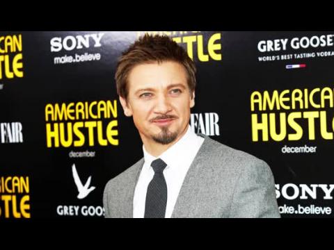 VIDEO : Jeremy Renner Doesn't Care if You Think He's Gay