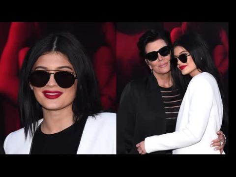 VIDEO : Kylie And Kris Jenner On The Gallows Blood Red Carpet
