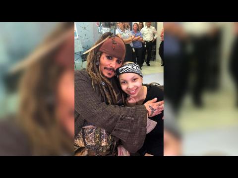 VIDEO : Johnny Depp : La visite surprise de Jack Sparrow dans hpital australien !