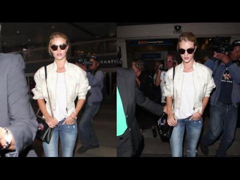 VIDEO : Rosie Huntington-Whiteley Fresh Faced At LAX