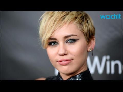 VIDEO : Topless Miley Cyrus Rocks Nipple Pasties