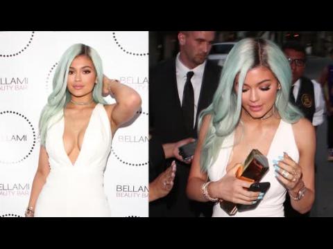 VIDEO : Kylie Jenner Showcases  New Beautiful Blue Hair