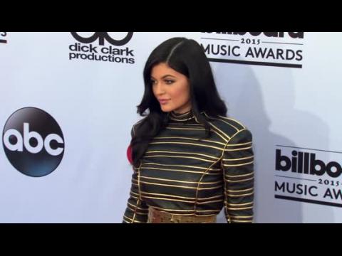 VIDEO : Apparently Kylie Jenner is a Chemtrail Conspiracy Theorist