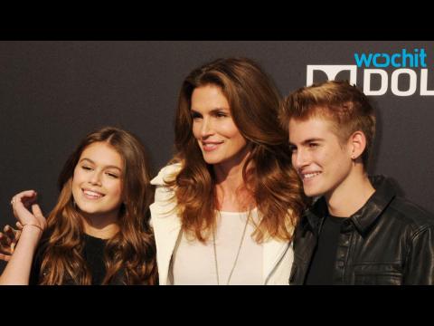 VIDEO : Cindy Crawford and Her Children Stun in Coordinating Outfits